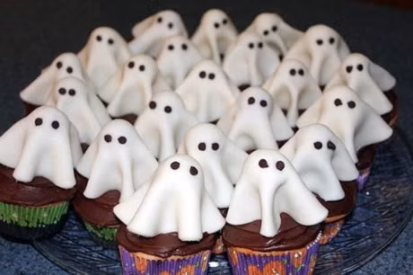 Những chiếc bánh cupcake Halloween hình bóng ma.