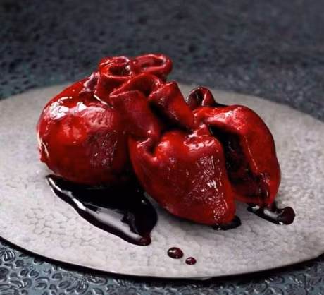 Món bánh tim sẽ khiến người yếu bóng vía giật mình.