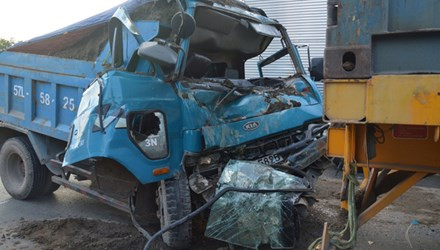 Dam duoi container, tai xe xe ben ket cung trong cabin