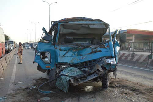 Dam duoi container, tai xe xe ben ket cung trong cabin-Hinh-2