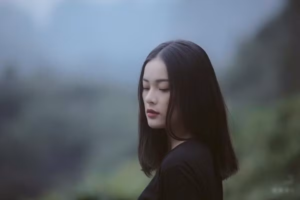 Với diện mạo thanh tú yêu kiều, cô nàng thường xuyên được mời chụp cho các shop thời trang hoặc cho các bộ ảnh theo phong cách quý phái, sang trọng.