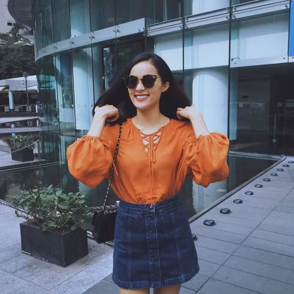 Ngoài những phong cách chững chạc ấy, Hạ Vi còn biết biến hóa hình ảnh của mình thành một cô nàng cá tính, năng động phù hợp với lứa tuổi.