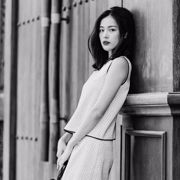 Diễn viên Hạ Vi - tình mới của Cường Đô la sinh năm 1993, quê ở Hải Phòng. Cô từng lọt vào Top 10 cuộc thi Hoa hậu ảnh báo Thế giới phụ nữ và đạt giải Người đẹp tài năng của cuộc thi này. Không chỉ thế, Hạ Vi còn đạt giải Hoa học trò Icon phong cách 2010. Tuy nhiên trong thời điểm ấy cô không nhận được nhiều sự chú ý bởi một thời gian dài đi du học nước ngoài.