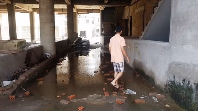 Ngập nước là tình trạng thường xuyên diễn ra trong công trường.