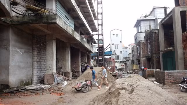 Tòa tháp cao 23 tầng, mỗi sàn gồm 6 căn hộ có diện tích từ 88m2 đến 131m2. Tòa tháp chung cư cao 30 tầng mỗi sàn gồm 8 căn hộ có diện tích từ 92m2 đến 151m2. Cả hai khối này được liên kết bởi phần đế cao 4 tầng, dự kiến làm trung tâm thương mại, khu mua sắm, khu vui chơi giải trí và công viên mini. Trước những “lình xình” tại dự án, khách hàng đã phải gõ cửa nhiều cơ quan chức năng yêu cầu chủ đầu tư chung cư tiếp tục dự án. Nhưng đến nay vẫn không thành, đến mức nhóm khách hàng phải tổ chức căng biểu ngữ tại Bộ Xây dựng đề nghị cơ quan này vào cuộc.