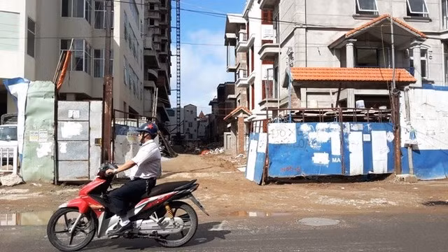 Không biết đến bao giờ khách hàng tại dự án chung cư 52 Lĩnh Nam sẽ có nhà để ở.