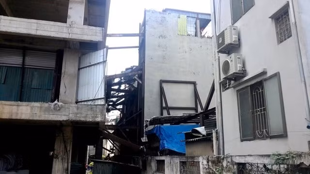 Hiện có vài hộ dân vẫn “cố thủ” khi đã có phương án di dời và đền bù do sụt, lún.