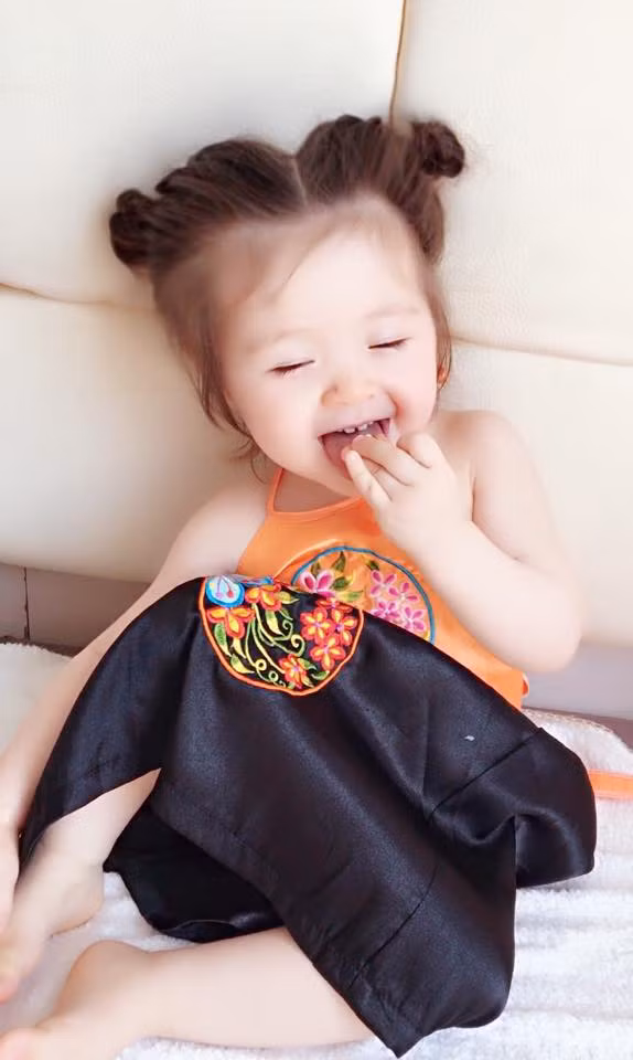 Vốn có gương mặt bụ bẫm, trắng mịn cùng nét tính cách vui vẻ, thường xuyên nở nụ cười, mỗi ngày Cadie Mộc Trà lại được mẹ khoác lên mình một style khác nhau cùng những caption hài hước, khiến cho việc ngắm nhìn hình ảnh của Cadie đã trở thành việc thường nhật không thể thiếu của nhiều người.