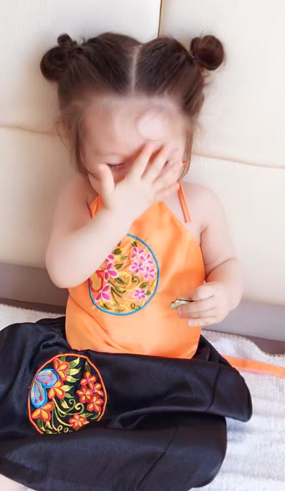 Trong bộ ảnh mới, diện yếm đào màu cam tươi tắn cùng búi tóc hai bên ngộ nghĩnh, Cadie tiếp tục chinh phục người hâm mộ với nét ngây thơ và vẻ đẹp tự nhiên của mình.