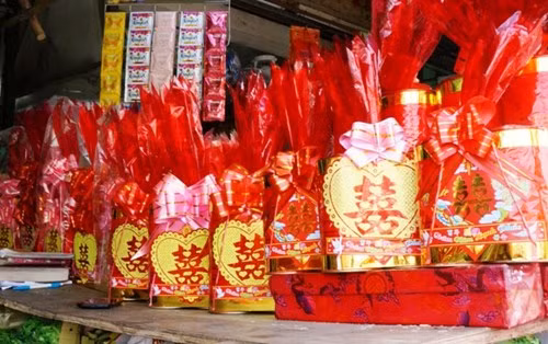 Những người khách đến đây mua hàng, phần nhiều đang có việc hiếu hỷ hay thành tâm cúng bái. Họ đến để chọn mua những quả cau xanh bóng, điểm xuyến thêm đôi miếng trầu cánh phượng, cùng bình rượu gói giấy đỏ để về đãi khách hay làm đám cưới, hỏi cho con cái.