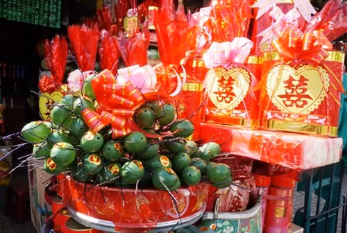 Những buồng cau cưới được người bán lựa chọn từng trái đẹp kết thành buồng 65 trái hoặc 105 trái, trên mỗi trái cau đều dán chữ hỷ. Một buồng cau có giá từ 120.000 - 200.000 đồng, giá này đã bao gồm cả trầu.