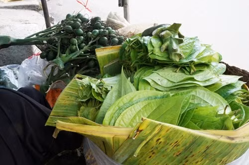 Nguồn cung cấp cau trầu cho khu chợ này cũng khá đa dạng, trước đây các tiểu thương thường lấy cau trầu từ địa danh 18 thôn vườn trầu Bà Điểm - Hóc Môn, vì cau ở đây có quanh năm. Nhưng những năm gần đây, trầu cau Hóc Môn bị đốn dần, không còn đủ cung cấp nên những tháng cuối năm, tiểu thương phải lấy thêm trầu cau từ Bến Tre, Tây Ninh, Quãng Ngãi... mới phục vụ đủ cho nhu cầu cưới hỏi, lễ tết.