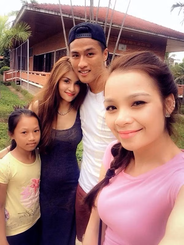 Sau khi từ Czech trở về Việt Nam đầu năm 2013, tiền đạo Việt kiều Mạc Hồng Quân (sinh năm 1992) có mối tình công khai với bạn gái kém tuổi Lê Hà. Tuy nhiên không lâu sau khi chia tay người yêu đầu tiên, Hồng Quân vướng vào tin đồn có quan hệ tình cảm với Nancy Nguyễn (váy đen) - nữ diễn viên sinh năm 1989 và hơn anh 3 tuổi.