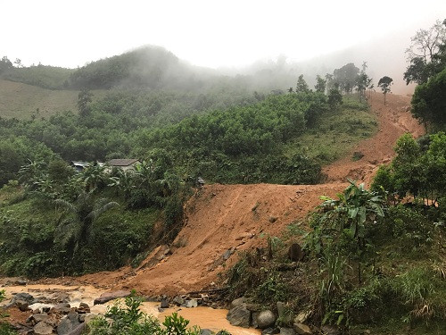 Đất đá từ đỉnh Cà Zút vẫn tiếp tục lở xuống mỗi khi trời có mưa lớn. Ảnh: Công Xuân