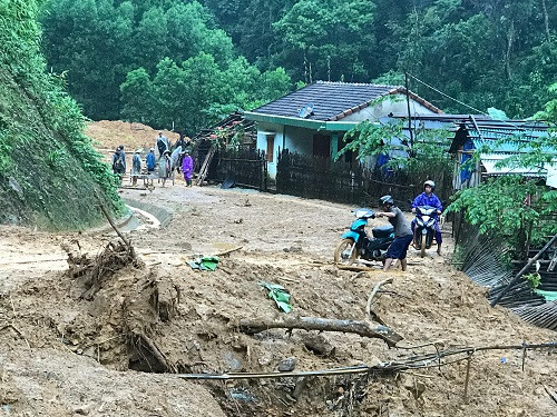Nhiều người không khỏi thót tim khi chứng kiến cảnh đất đá của núi Cà Zút đang lở xuống. Ảnh: Công Xuân