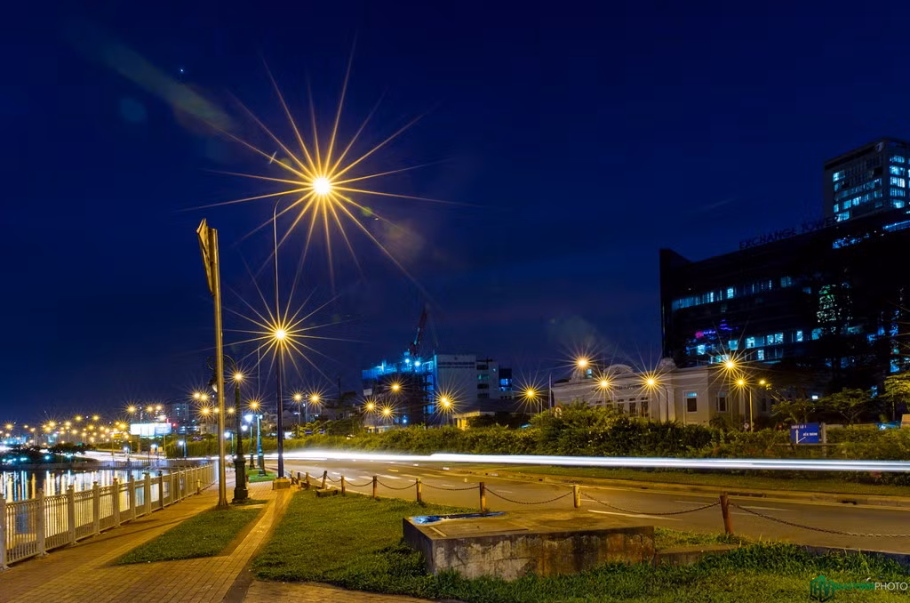 Đường phố Sài Gòn khi lên đèn.