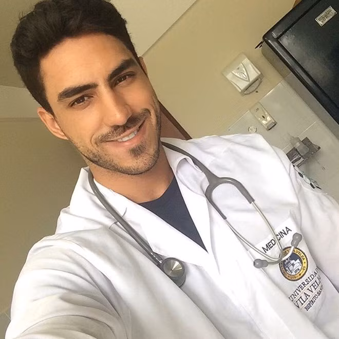 Danilo Pianca (Brazil) là bác sĩ, công tác tại bệnh viện Hmag-Hospital Fhasdomar. Anh thu hút người đối diện bởi gương mặt nam tính, vóc dáng chuẩn với chiều cao 1,85 m. Dù bận rộn, Danilo vẫn cố gắng dành thời gian tập thể hình, chơi với trẻ con và thỉnh thoảng làm người mẫu cho một số nhãn hàng. Ảnh: Instagram NV.