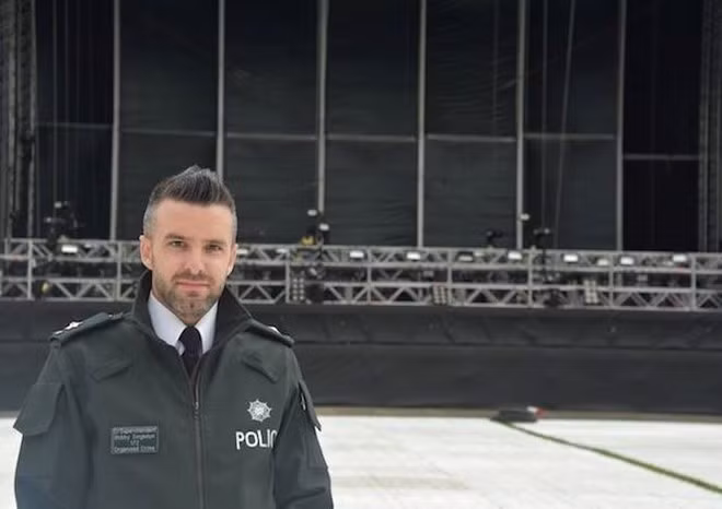 Bobby Singleton (Vương quốc Anh) đến Tennent’s Vital 2016 để giám sát và hướng dẫn biện pháp an toàn cho người tham gia lễ hội âm nhạc này. Tuy nhiên, phần lớn dân mạng không quan tâm những gì nam cảnh sát truyền đạt mà chỉ chú ý đến vẻ điển trai, phong độ của anh. Ảnh: The Sun.