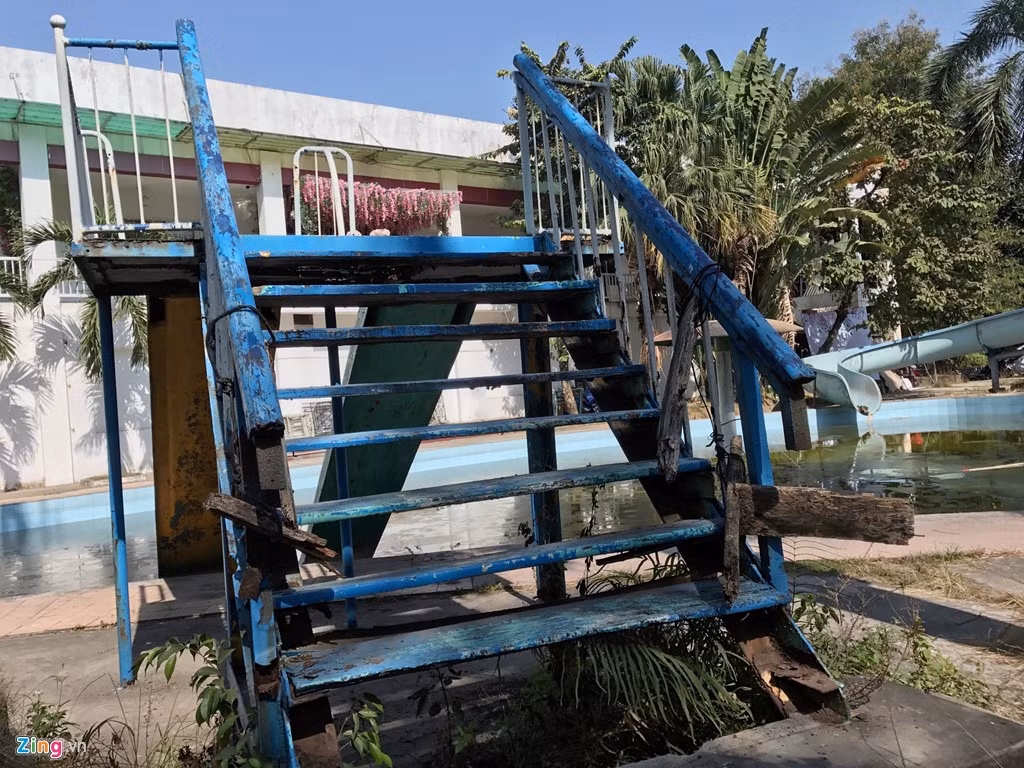 Một số thiết bị bằng gỗ cũng mục nát gãy gập.