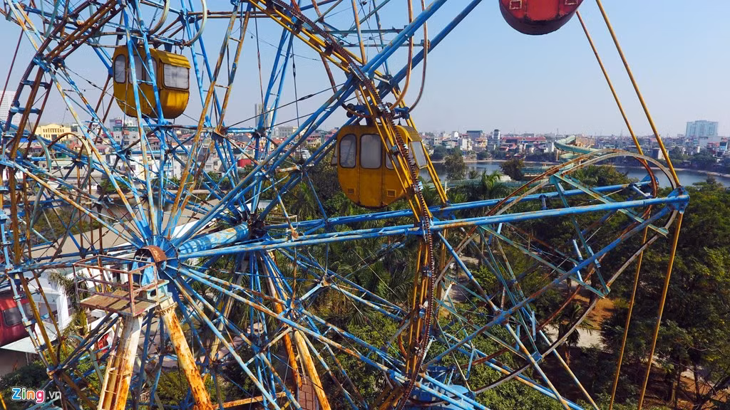 Tương tự là công trình bánh xe đu quay khổng lồ bên trong công viên.