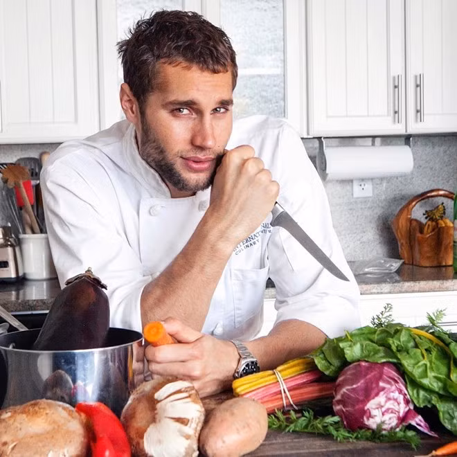Franco Noriega (Peru) từng làm người mẫu, diễn viên nhưng chỉ thực sự thành công khi quyết tâm theo đuổi sự nghiệp nấu nướng và được mệnh danh là đầu bếp đẹp trai nhất thế giới. Anh sở hữu gương mặt nam tính, cơ thể săn chắc. Nhờ nổi tiếng mạng, lượng thực khách đến với nhà hàng của Franco ngày càng đông, giúp anh mở rộng việc kinh doanh. Ảnh: Instagram NV.