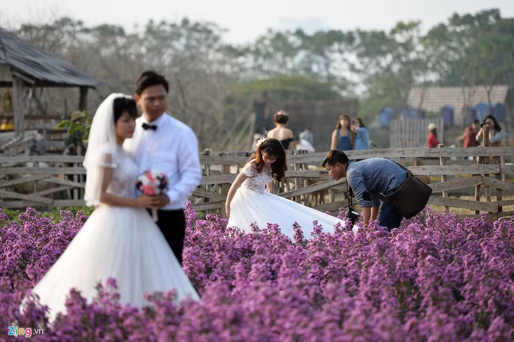 Loay hoay với váy giữa rừng hoa.