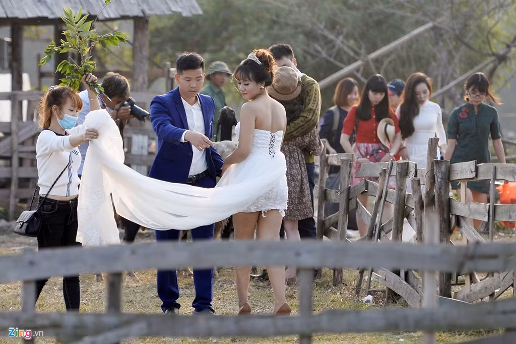 Váy dài lại màu trắng, không cẩn thận sẽ bị bẩn rất nhanh.