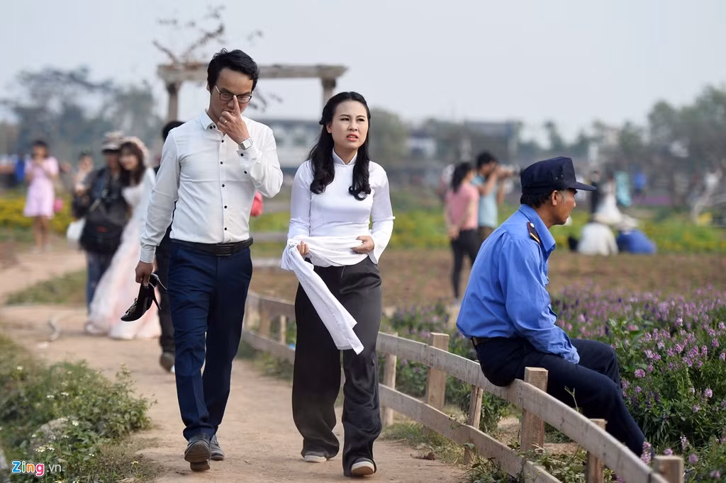 Chụp ảnh cưới là một trong những "thủ tục" mệt mỏi nhưng vẫn tạo được sự hào hứng cho người trẻ. Cô dâu thường phải đi giày cao gót vào ruộng hoa khá khó nhọc. Trong khi đó, chú rể lại tất bật chăm sóc cho nửa kia của mình.