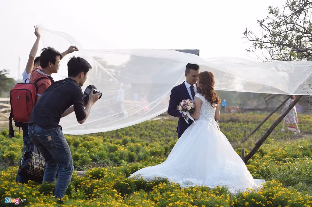 Một cảnh chụp ba người nâng voan phục vụ.