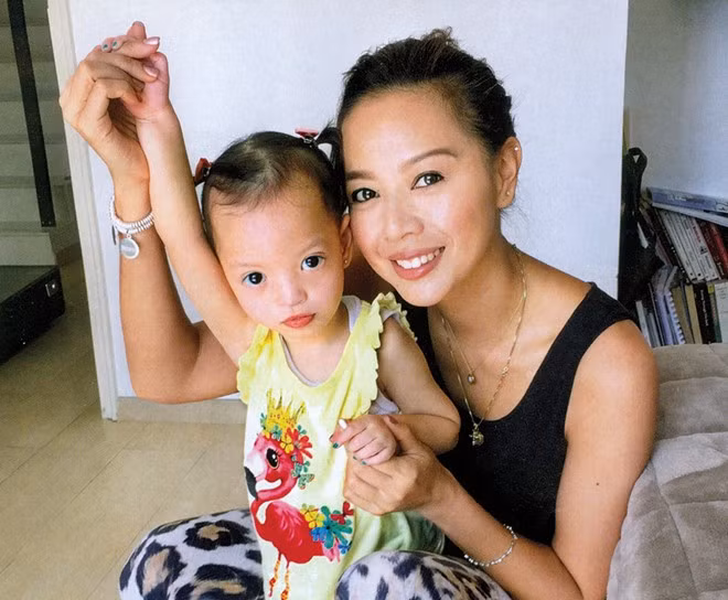 Chung Lệ Kỳ bên con gái bị khuyết gen. Ảnh: On.