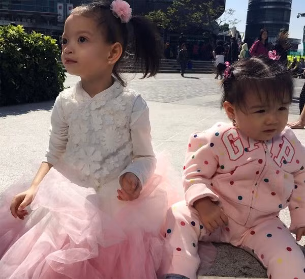 Con gái của Chung Lệ Kỳ bị khuyết gen bẩm sinh. Ảnh: Weibo.