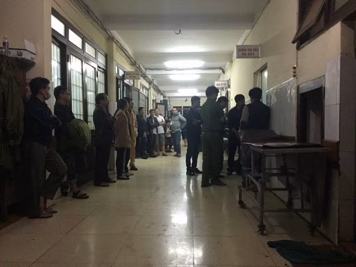 Lãnh đạo Công an Tỉnh có mặt tại bệnh viện thăm hỏi, trấn an gia đình các nạn nhân.