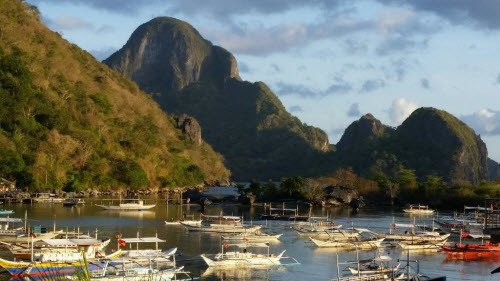 El Nido, Philippines Nếu bạn muốn tìm kiếm những bãi biển hoang sơ và có phong cảnh đẹp, hòn đảo El Nido là một lựa chọn lý tưởng. Tới đây, du khách có cơ hội ở trong khách sạn được xây dựng ngay trên mặt biển hay lặn ống thở trong hồ rộng được bao quanh bởi hoa phong lan.