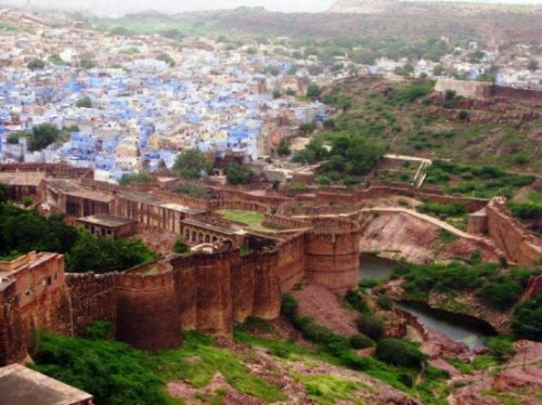Jodhpur, Ấn Độ Được bao quanh bởi các pháo đài và dãy tường thành, những ngôi nhà màu xanh tại thành phố Jodhpur tương phản hoàn toàn với sa mạc Thar gần đó. Khám phá các cung điện, pháo đài và đền thờ sẽ giúp bạn cảm nhận vẻ hùng vĩ của thành phố này. Các cửa hàng ở đây bán nhiều đồ lưu niệm độc đáo như vải, da thêu, đồ sơn mài, đồ cổ, thảm, con rối và tượng nhỏ.