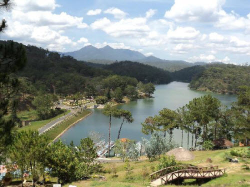 Đà Lạt, Việt Nam Nhờ có khí hậu mát mẻ quanh năm, Đà Lạt trở thành khu nghỉ dưỡng hấp dẫn ở Việt Nam. Thành phố này có nhiều tòa nhà cổ kính được xây dựng từ thời kỳ Pháp thuộc, được bao quanh bởi rừng thông và trang trại trồng rau và hoa. Nơi đây là địa điểm lý tưởng để du khách tránh nóng.