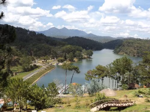 Đà Lạt, Việt Nam Nhờ có khí hậu mát mẻ quanh năm, Đà Lạt trở thành khu nghỉ dưỡng hấp dẫn ở Việt Nam. Thành phố này có nhiều tòa nhà cổ kính được xây dựng từ thời kỳ Pháp thuộc, được bao quanh bởi rừng thông và trang trại trồng rau và hoa. Nơi đây là địa điểm lý tưởng để du khách tránh nóng.