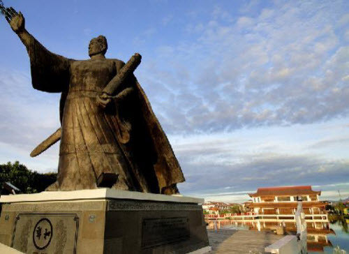 Kuching, Malaysia Thành phố Kuching là lựa chọn lý tưởng dành cho những người muốn vừa nghỉ dưỡng vừa khám phá. Các bảo tàng và công viên thiên văn ấn tượng ở đây sẽ làm mê đắm các du khách nhỏ tuổi nhất. Từ trên đỉnh toà nhà trung tâm Kuching, bạn có thể chiêm ngưỡng toàn cảnh thành phố.