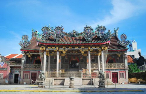 George, Malaysia Vẻ đẹp và lịch sử giàu có của thị trấn George khiến du khách đổ tới đây quanh năm. Điểm du lịch này nổi tiếng với biệt thự Cheong Fatt Tze, nhà thờ Kapitan Keling và nhiều ngôi chùa được mạ vàng. Các nhà hàng tại George phục vụ nhiều món ăn truyền thống Malaysia, bạn cũng có thể mua sắm tại hàng chục trung tâm thương mại.