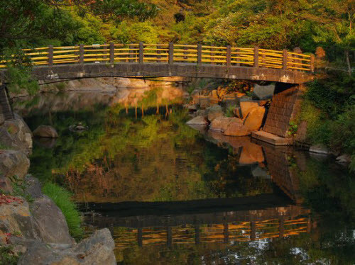 Jeju, Hàn Quốc Jeju là điểm đến hấp dẫn dành cho những cặp đôi nghỉ tuần trăng mật do nơi đây có cảnh mặt trời mọc và lặn rất lãng mạn cùng thời tiết ôn hòa và bãi biển cát trắng tuyệt đẹp. Du khách ưa mạo hiểm có thể đi bộ đường trường tới hồ Baeknok trên đỉnh núi Halla, cao nhất ở Hàn Quốc. Công viên Loveland trên hòn đảo này được biết đến với những bức tượng người lớn rất táo bạo.