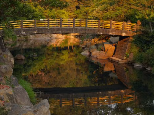 Jeju, Hàn Quốc Jeju là điểm đến hấp dẫn dành cho những cặp đôi nghỉ tuần trăng mật do nơi đây có cảnh mặt trời mọc và lặn rất lãng mạn cùng thời tiết ôn hòa và bãi biển cát trắng tuyệt đẹp. Du khách ưa mạo hiểm có thể đi bộ đường trường tới hồ Baeknok trên đỉnh núi Halla, cao nhất ở Hàn Quốc. Công viên Loveland trên hòn đảo này được biết đến với những bức tượng người lớn rất táo bạo.