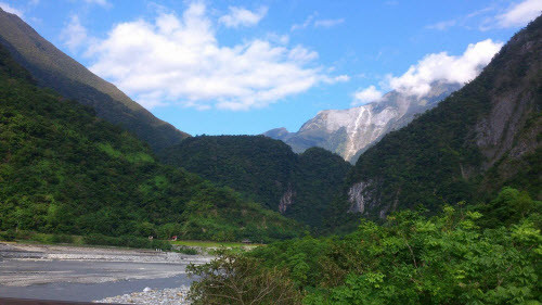 Hoa Liên, Đài Loan Phần lớn mọi người tới thành phố Hoa Liên để tham quan vườn quốc gia Taroko. Với những cây cầu dây bắc qua sông, lối đi bộ có phong cảnh đẹp và các ngôi đền xây dựng trên vách núi, nơi đây thực sự là địa điểm không thể nào quên. Du khách sẽ cảm nhận hết sức mạnh của đại dương khi tới Shihtiping, cách thành phố Hoa Liên 2 giờ chạy ô tô, vì sóng ở đây đập vào bãi đá với sức mạnh khủng khiếp.