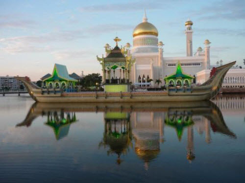 Kota Kinabalu, Malaysia Nằm trên hòn đảo Borneo, thành phố Kota Kinabalu là cửa ngõ để tới vườn quốc gia Kinabalu. Điểm cao nhất của khu bảo tồn thiên nhiên này là ngọn núi Kinabula ( cao 4.083m), đây cũng là ngọn núi cao nhất Malaysia. Ngoài ra, bạn có thể khám phá vườn quốc gia Crocker Range nằm cách thành phố Kota Kinabalu 150km.