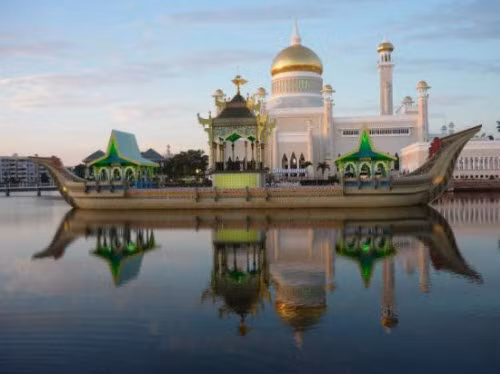 Kota Kinabalu, Malaysia Nằm trên hòn đảo Borneo, thành phố Kota Kinabalu là cửa ngõ để tới vườn quốc gia Kinabalu. Điểm cao nhất của khu bảo tồn thiên nhiên này là ngọn núi Kinabula ( cao 4.083m), đây cũng là ngọn núi cao nhất Malaysia. Ngoài ra, bạn có thể khám phá vườn quốc gia Crocker Range nằm cách thành phố Kota Kinabalu 150km.