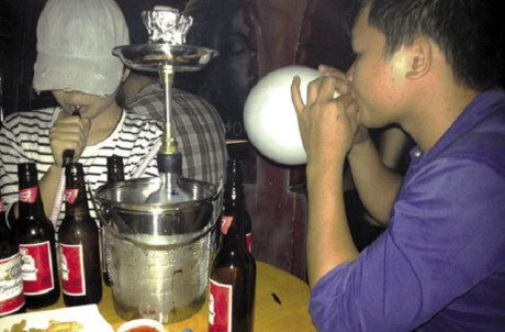 Bóng cười được giới trẻ chơi trong quán bar.