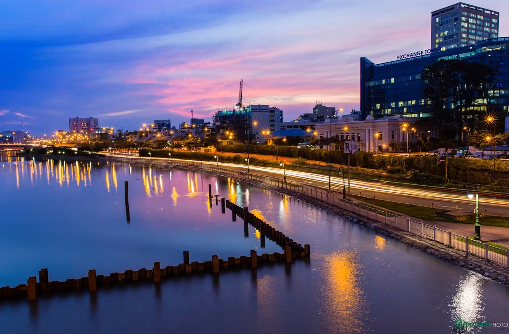 Từ trên cầu Mống, chúng tôi đứng ngắm hoàng hôn, để thấy một ngày sắp qua đi.