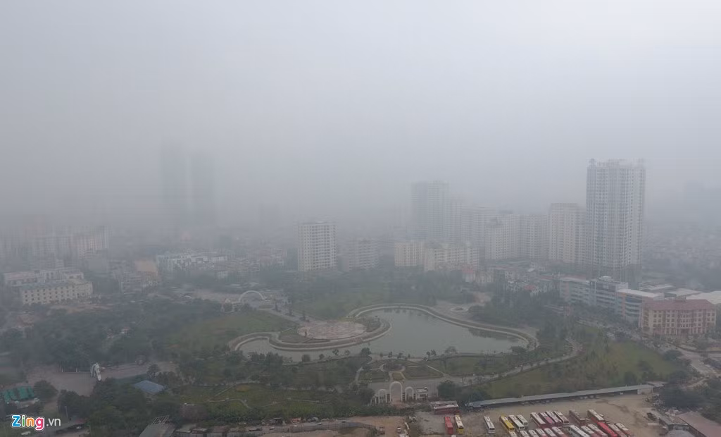 Nhìn từ trên cao các tòa nhà phía xa mất hút sau làn sương dày đặc.