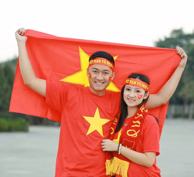 Càng bất ngờ hơn khi người đi cùng cô nàng đến cổ vũ cho cổ động viên cho đội bóng của HLV Hữu Thắng là một BTV của kênh Quốc phòng Việt Nam.