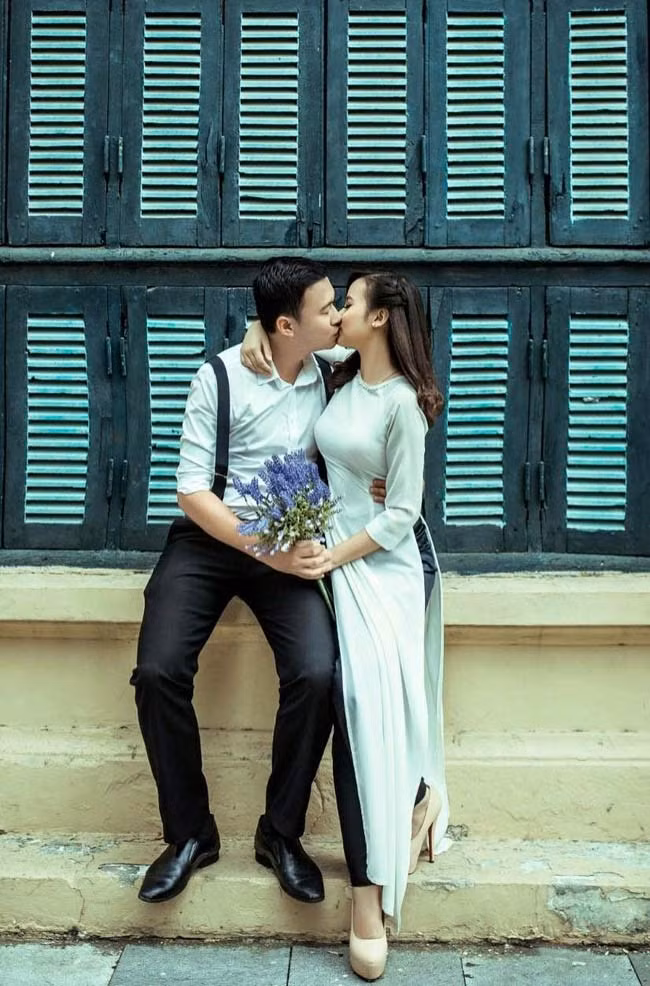 "Chúng mình cảm thấy đủ yêu thương và đủ tin tưởng nhau nên quyết định kết hôn. Anh hơn mình 7 tuổi nên rất chững chạc và tâm lý", Quỳnh Như cho hay. "Chúng mình hợp nhau về tất cả mọi thứ và âm nhạc chính là cầu nối đặc biệt nhất. Làm vợ, làm dâu khi tuổi đời còn trẻ, mình cũng khá bỡ ngỡ nhưng chỉ cần có chồng bên cạnh là mình an tâm về mọi thứ", fan nữ 18 tuổi chia sẻ thêm.