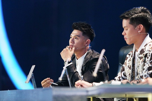 Lâm Vinh Hải cảm thấy bối rối trước câu nói của đàn chị.