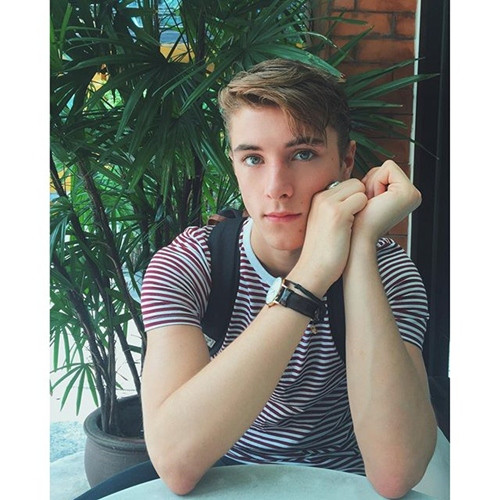 4. Frank Rossi Frank Rossi là người mẫu nam nổi tiếng độc quyền của IMG London và New York. Rossi sinh ngày 22/3/1997 tại Anh quốc. Chàng trai 19 tuổi gây ấn tượng với người đối diện ngay từ lần gặp đầu tiên bởi đôi mắt xanh quyến rũ cùng gương mặt đẹp đúng chuẩn "soái ca". Instagram của Rossi hiện có hơn 247.000 theo dõi.